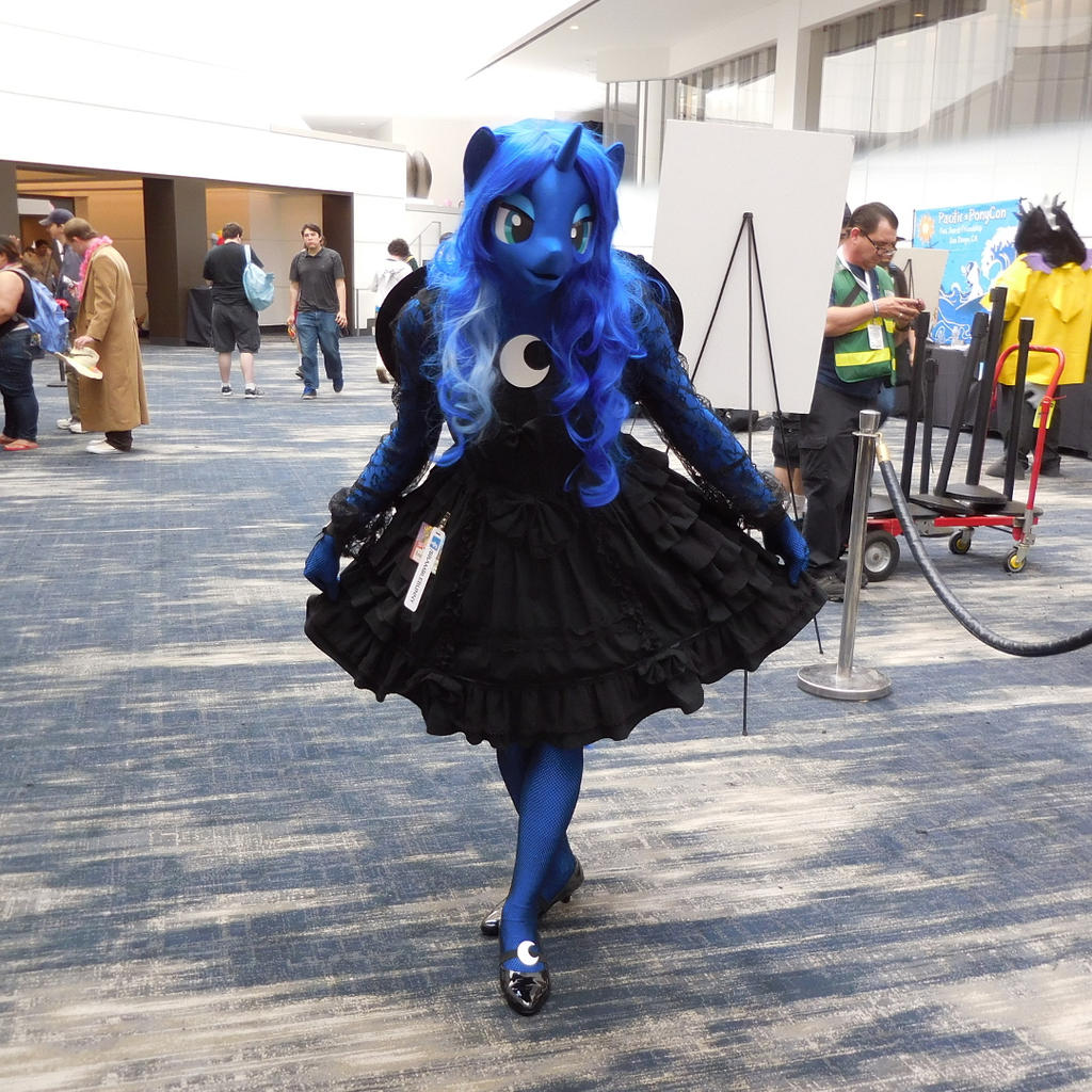 princess-luna-my-little-pony-cosplay-at-babscon-by-bramblebunny-on