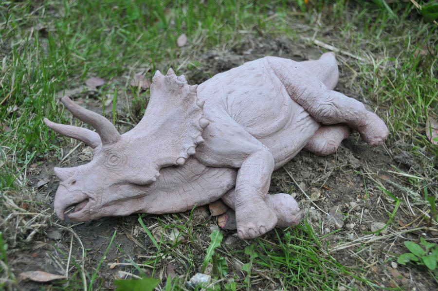 jurassic_park_triceratops_sculpture_by_spinojp-d5bo3yu.jpg